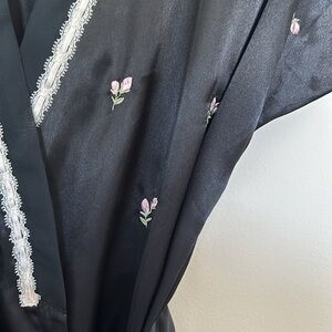 Morgan Taylor Intimates Rose Embroidered Short Sleeve Robe‎ - Size S/M